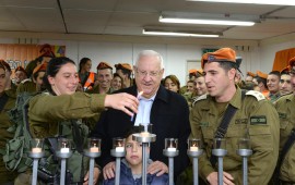 הנשיא ריבלין, הדליק נר שישי של חנוכה ב"גדוד שחר" צילום: מארק ניימן/לע