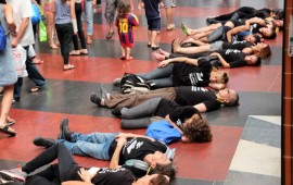 פעילי "ישראל נגד משלוחים חיים" הפגינו ונשכבו על הרצפה במיצג מחאה בתוך דיזנגוף סנטר: "אני רוצה לחיות" מתוך ההפגנה (צילום: ישראל נגד המשלוחים החיים)