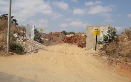 אור יהודה: מפקחי רשות מקרקעי ישראל פינו מסיג גבול שגידר אדמות ציבוריות לשימושו הפרטי פינוי בעקבות צו סילוק באור יהודה (צילום: רשות מקרקעי ישראל)