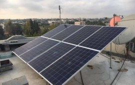 הבנק העולמי מתקין פאנלים סולאריים שיספקו חשמל בעזה מערכת סולרית חדשה על גג בניין מגורים בעזה (צילום: חוסיין אל-נביה)