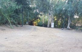 עסק מסחרי שחסם את גישת הציבור לנחל חצבני נאלץ לפנות את הקרקע בית הלל עסק וחסימת הגישה לנחל (צילום: רשות מקרקעי ישראל)