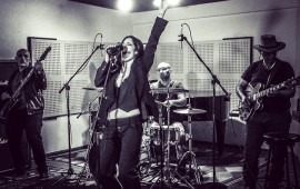 במיוחד ליום האהבה: הזמרת אמה בחידוש מיוחד לעופר לוי אמה שריקי (צילום: אמיר שרצר)