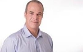 מחר: בחירות מיוחדות לראשות מועצת עמק הירדן עידן גרינבאום, מגיש תוכנית הטלוויזיה 'סוגרים חשבון'