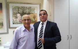 כשאלי יצפאן נכנס ללשכת ראש העיר אלי יצפאן ומוטי ששון. צילום: עיריית חולון