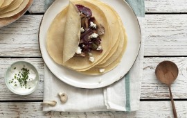 מתכון: בלינצ'ס פטריות יער עם בצל מקורמל וגבינה כחולה בלינצ'ס פטריות יער עם בצל מקורמל וגבינה כחולה. צילום: ענת לבל