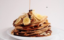 מתכון פנקייק כוסמין - מגדל חביתיות עם תוספות מגדל פנקייקס מקמח כוסמין מלא. סטיילינג וצילום – יולה זובריצקי