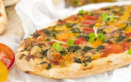 מתכון: פיצה טבעונית מקמח כוסמין ללא שמרים עם רוטב בטטה מיוחד פיצה טבעונית עם ירקות מקמח כוסמין ללא שמרים