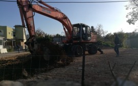 בפעם השנייה פינו מפקחי רשות מקרקעי ישראל פולש למגרש תעשייה בשלומי פינוי שלומי (צילום: רשות מקרקעי ישראל)