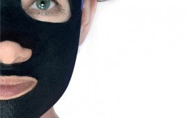 טרנד הפחם במוצרי הקוסמטיקה עובר למסכות הבד מסכת בד דטוקס של מאג'יריי - 30 שקל במכונים(צילום: אלון גנון)