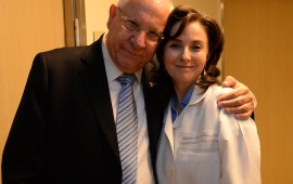 הנשיא ריבלין ביקר את שמעון פרס: "אין לוחם גדול ממנו'' נשיא המדינה ביקר את הנשיא התשיעי של מדינת ישראל שמעון פרס ואת בני משפחתו ואנשי צוותו. קרדיט צילום: מארק ניימן / לע