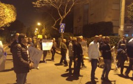 עובדי חיפה כימיקליים מפגינים מחוץ לביתו של סגן השר להגנת הסביבה עובדי חיפה כימיקליים מפגינים מחוץ לביתו של סגן השר להגנת הסביבה