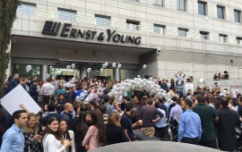 מחאת רואי החשבון: עיצומים בפירמת ראיית החשבון הגדולה במדינה EY יו״ר ההתאגדות בפירמה אהד כהן אומר כעת באסיפה ״האסיפה היום היא רק יריית הפתיחה
