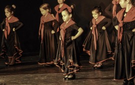 רוקדות עם אורות: המרכז למחול בינתחומי 'IMPACT' פותח מחנה מחול לילדים בגינוסר רוני לוגסי מעבירה שיעור פלמנקו. צילום: ניר עצמון