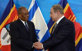 רה"מ בנימין נתניהו נועד עם ראש ממשלת סווזילנד נתניהו הביע הערכה למלך סווזילנד מסוואטי ה-3 על יחסו החם והאוהד לישראל. שני המנהיגים דנו בהרחבת שיתופי פעולה בין המדינות בתחומי ניהול מים, חינוך, חקלאות, בריאות וביטחון,