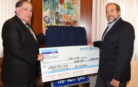 הקרן לידידות תרמה 1 מליון ש"ח לשיקום גן משחקים בחיפה נשיא הקרן לידידות הרב יחיאל אקשטיין ורה
