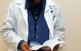 סיפורים בחלוק לבן - ד"ר אביאל מעודד רופא וסופר ד