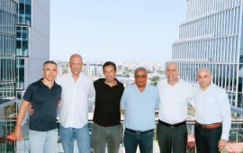 'אב-גד' ו'ברק פיננסים' מקימות חברת בת: 'אב-גד בעיר' תתמחה בהתחדשות בניינית במרכז הארץ מימין: שי מימוני, קובי גרדי, מיכאל רצון, ראם רצון, יוסי ברק, עודד רצון. צילום: איל אפרתי