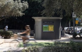 בשיתוף עיריית תל אביב-יפו ו-JCDecaux: מד"א הציב 14 עמדות דפיברילטורים חכמות על מתקני שירותים אוטומטיים עמדת מפעם (דפיברילטור) חכמה על גבי מתקן שירותים אוטומטי בתל אביב-יפו. צילום: עינב מורינו