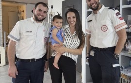 תחל שנה ולידותיה: צוות מד"א חגג יום הולדת שנה לתינוקת שנולדה בראש השנה צוות מד