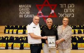 הקרן לידידות תורמת 750 אפודים קרמיים למתנדבי מד"א בהיקף של כחצי מיליון דולר - לצד אמבולנס חדש שיוצב באשקלון טקס חנוכת האמבולנס החדש ומסירת 750 האפודים הקרמיים בקריית מד