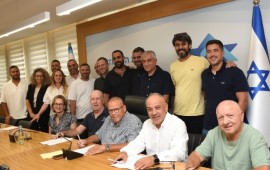 הסכם קיבוצי חדש בנמל הדרום: תוספות שכר והרחבה של תקציב הרווחה חתימת ההסכם הקיבוצי בנמל הדרום. צילום: יסמין גיל, דוברות ההסתדרות