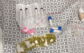 עורך דין נעצר בחשד להברחת סמים בבקבוק להסרת ריסים בקבוקוני הסם שנתפסו במשלוח שהגיע מאנגליה דרך טורקיה. צילום: דוברות רשות המסים