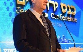 ברח להם האוטובוס - תושבי מוא"ז תמר נזעקים לעזרה ראש המועצה למשרד התחבורה בדרישה לפתרון המצב במהירות האפשרית. בתמונה: שר התחבורה ישראל כץ