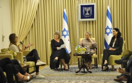 נחמה ריבלין נפגשה עם נערות בסיכון: ''אסור להיכנע'' נחמה ריבלין עם בוגרות ''בית רות''. צילום: דוברות בית הנשיא