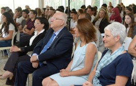 נשיא המדינה העניק תעודות זהות לתלמידים: ''תעודה של כבוד'' הנשיא ריבלין בטקס הענקת תעודות הזהות. צילום: מארק ניימן/לע