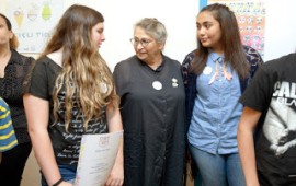 נחמה ריבלין בפתיחת תערוכת שונים ביחד: 'אסור לתת לדעה הקדומה לנצח' רעיית נשיא המדינה עם עהד ולילך, אשר משתתפות בפרויקט. צילום : משה שי