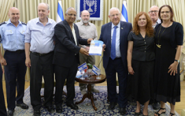 מניעת עבריינות: המדינה חוסכת 10 ש''ח על כל שקל שהיא משקיעה בנוער תכנית ״סיכויים״ הגישה היום לנשיא המדינה את מחקרה העוסק בהשפעה הכלכלית של התכנית למניעת עבריינות חוזרת בקרב בני נוער בישראל. צילום : מארק ניימן / לע