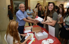 עיריית חולון העניקה מלגות לסטודנטים שחנכו ילדים במסגרת פר''ח עיריית חולון העניקה מלגות לסטודנטים שחנכו ילדים תושבי העיר במסגרת פר