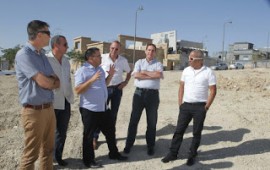 חברת החשמל נערכת לחיבור השכונות החדשות בירוחם לרשת החשמל ראש מועצת ירוחם, מיכאל ביטון, אירח לפגישת עבודה ולסיור בישוב את יו