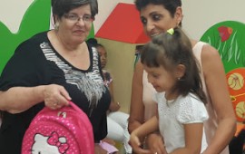 חיפה: ועד העדה הספרדית חילק עשרות ילקוטים לילדי שכונת נוה פז כ-25 ילדי גנים משכונת נוה פז העולים לכיתה א', השתתפו יחד עם הוריהם, בטקס מרגש שבו קיבלו ילקוטים, כלי כתיבה ומחברות שנתרמו על ידי ועד העדה היהודית הספרדית בחיפה