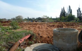 תל מונד: מפקחי רשות מקרקעי ישראל פינו פולש שהציב מכולות ואחסן ציוד על אדמות מדינה אותן גידר לשימושו בניגוד לחוק