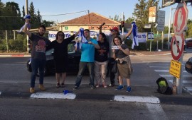 ביחד ננצח: עשרות אלפי סרטים כחולים ולבנים חולקו ברחבי הארץ להרמת המורל