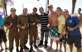 החיילים הבודדים חגגו, קובי פרץ עשה שמח
