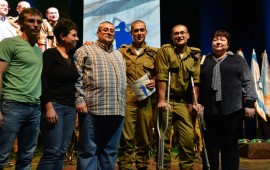 הצלחה גדולה לאירוע ההוקרה המרגש לצה"ל שקיים הFIDF בהפקת אסנת בלחסן ובבימוי ירון הראל. רגע האיחוד המרגש של משפחת קובליוב. צילום: ישראל פרץ