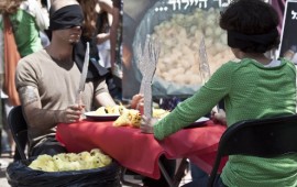 מכת זכרים: מפגינים מחו על השמדת האפרוחים הזכרים
