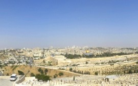 ירושלים עם ילדים: המדריך המשפחתי המלא - מהעיר העתיקה ומגדל דוד ועד גן החיות התנ"כי ושוק מחנה יהודה ירושלים עם ילדים: מבט על העיר העתיקה מהר הזיתים