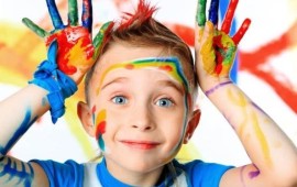 אבא מושך ימינה, אמא מושכת שמאלה והילדים באמצע מסרים סותרים לילדים