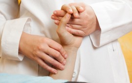 פוקוס על דיקור סיני למיגרנות מטפל בדיקור סיני