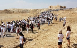 כ-20 אלף נשים וגברים לקחו חלק בעצרת הערב מול ביתו של ראש הממשלה נתניהו בירושלים בקריאה להסכם מדיני צעדת הנשים בקאסר אל יהוד, צילום: נשים עושות שלום