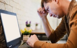 איך עבודה מול מחשב משפיעה על הבריאות הגופנית שלנו קרדיט תמונה FREEPIK