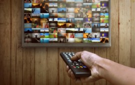 שלט רחוק חכם לטלוויזיה קרדיט תמונה FREEPIK