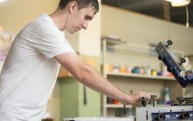 חולצות מודפסות בעיצוב אישי קרדיט תמונה FREEPIK