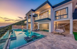 מהפיר האטום לאטריום הזכוכית: כך הפכה המעלית הביתית מסמל סטטוס לפריט עיצובי חובה